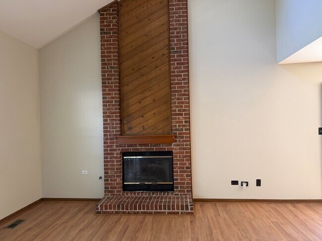 Building Photo - 101 S Oakhurst Dr