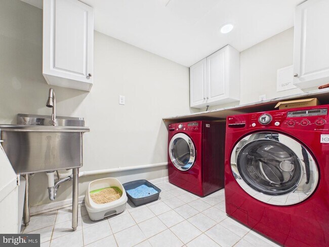 Building Photo - 9201 Cherrytree Dr