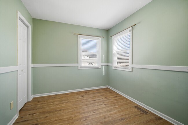 Building Photo - 4611 W Shore Dr