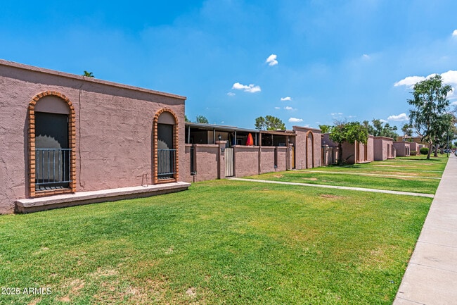 Building Photo - 6044 W Augusta Ave
