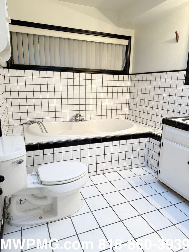 Building Photo - 4Bed 3Bath Woodland Hills home is an absol...