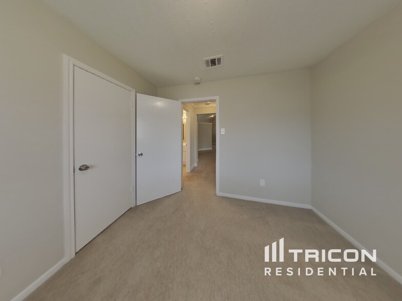 Building Photo - 3551 Windmoor Dr