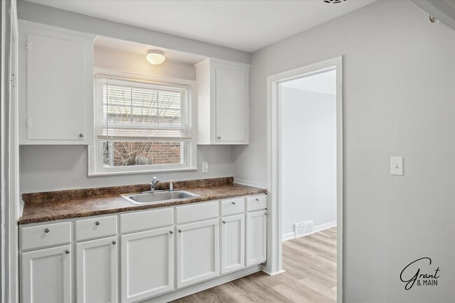 Building Photo - $1250 3 bedroom bungalow