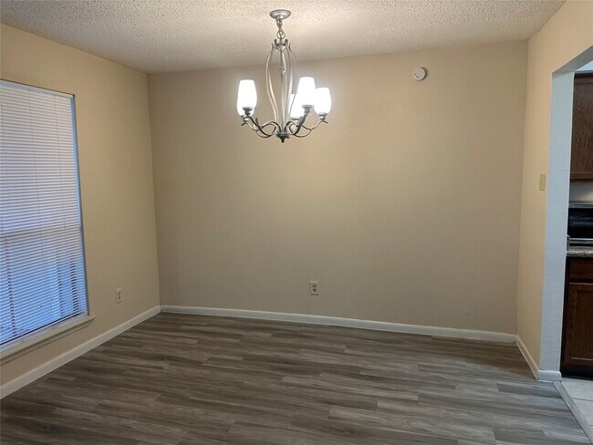 Building Photo - 17401 Red Oak Dr
