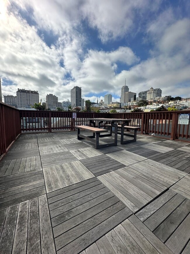 Building Photo - Spacious Nob Hill 3 BD/ 2 Bath Flat with Shared Roof-deck! Gorgeous City and Bay Views!!