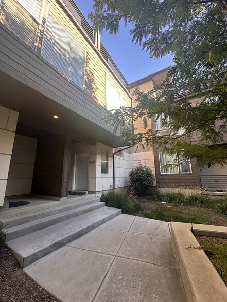 Building Photo - 1037 W Rooftop Dr