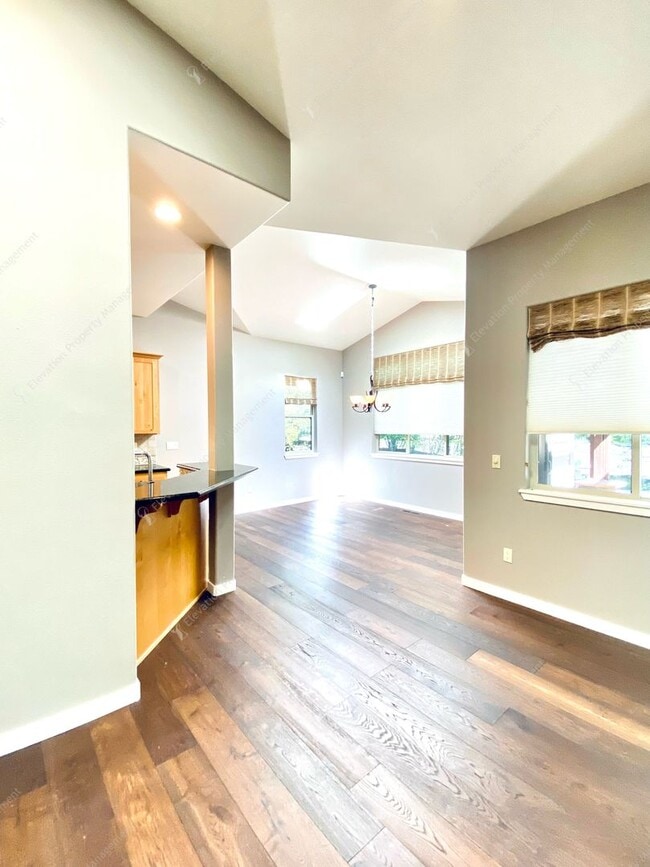Building Photo - Experience Luxury Living in Broken Top wit...