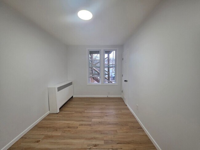 Building Photo - Newly Updated 3 bedroom 1 bathroom Apartment for Rent!