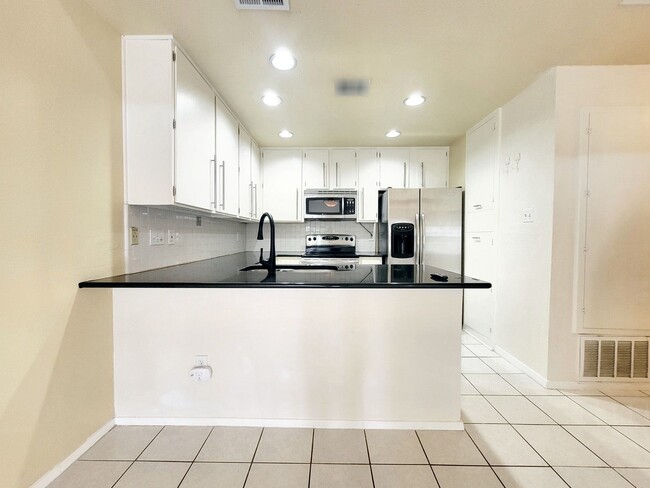 Building Photo - Modern and Cozy 2/BR 2/BA Home in Gated Co...