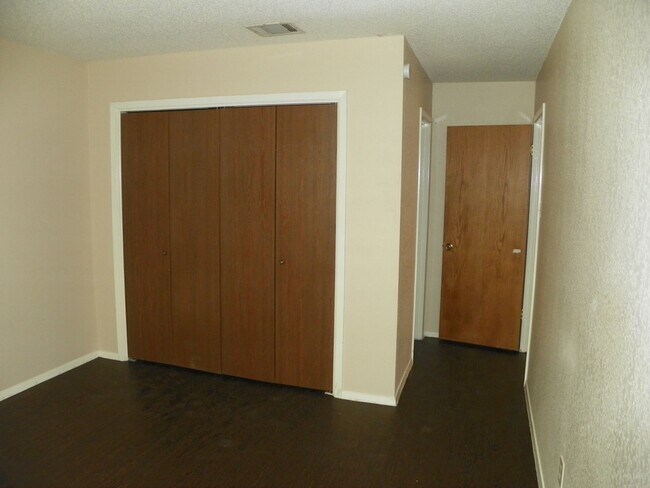 Building Photo - 9706 Eastwend Dr