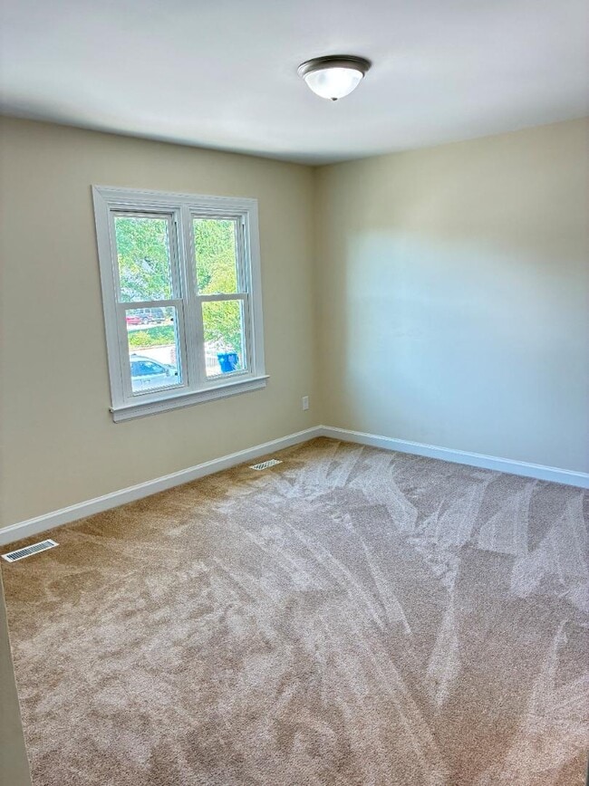 Building Photo - 1604 Pecan Ct N