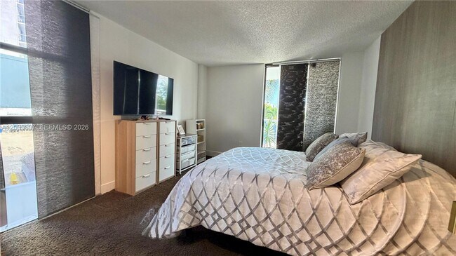 Building Photo - 3701 N Country Club Dr