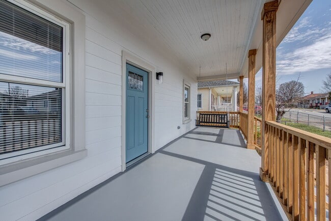 Building Photo - 21 Maple Ave