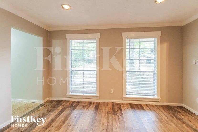 Building Photo - 2618 N Woodloch St