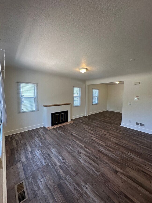 Building Photo - 4 Bedroom Large Home Available, close to UNC