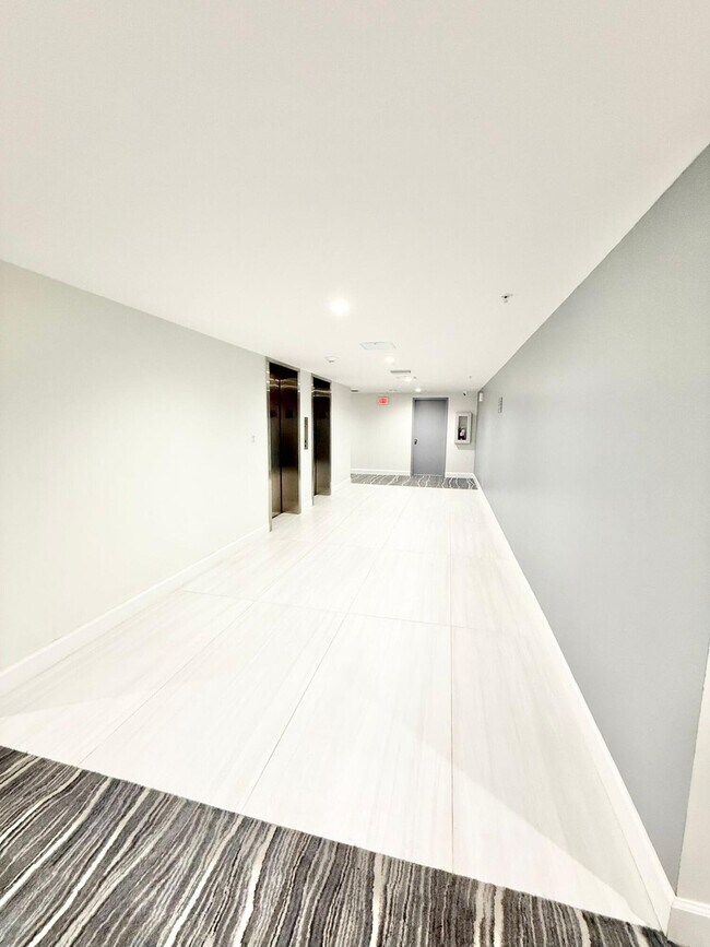 Building Photo - 1150 Hillsboro Mile
