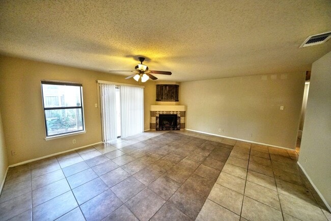 Building Photo - Cozy 3-Bed, 2-Bath with Fireplace in Prime NW Location - Realtor Commission: $500
