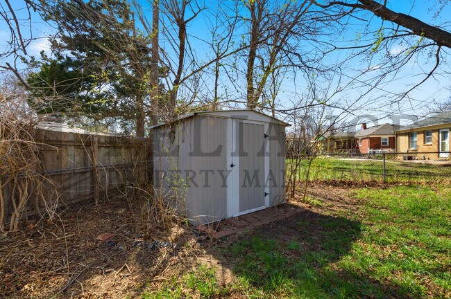 Building Photo - 2242 S Ridgewood Dr