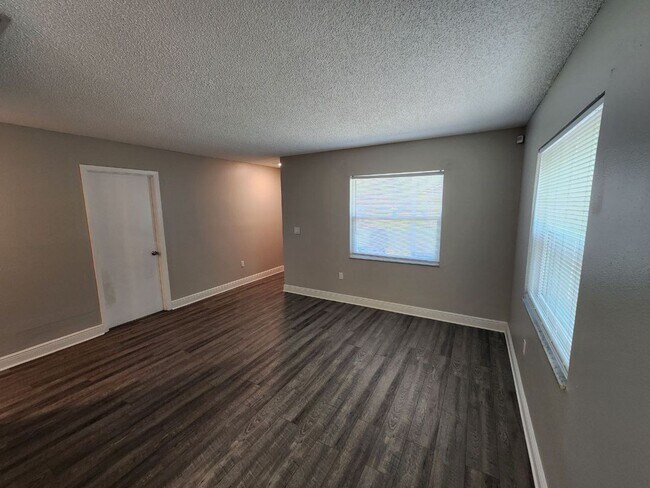 Building Photo - Housing Voucher Accepted -Upgraded 3 Bedroom 2 Bath - Minutes from Super Target and Publix