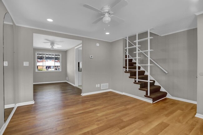 Building Photo - Completed Renovated Townhouse