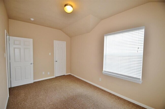 Building Photo - 5015 Willow Point Dr