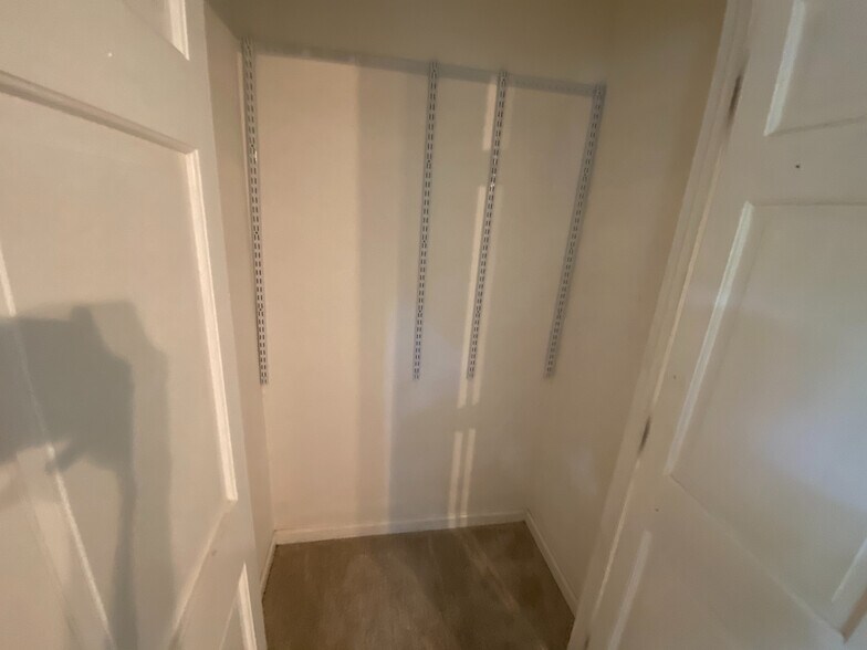 Building Photo - Room in House on Kilarney Dr