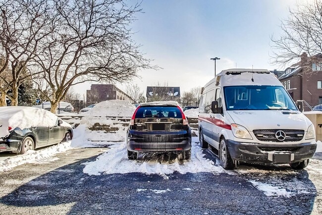 Building Photo - 1735 W Diversey Pkwy