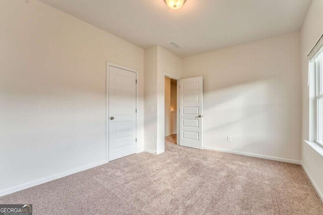 Building Photo - 16 Longbrooke Dr SE