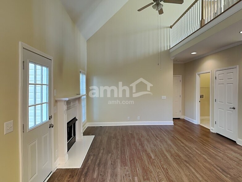 Building Photo - 2404 Adelaide Dr