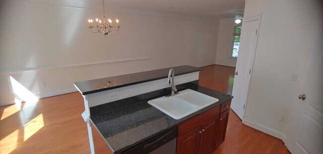 Building Photo - RENT SPECIAL! 4 BR / 3.5 BA Gorgeous Townhouse close to James River