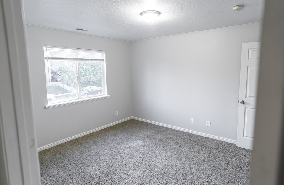 Building Photo - 8084 N Ridge Loop E