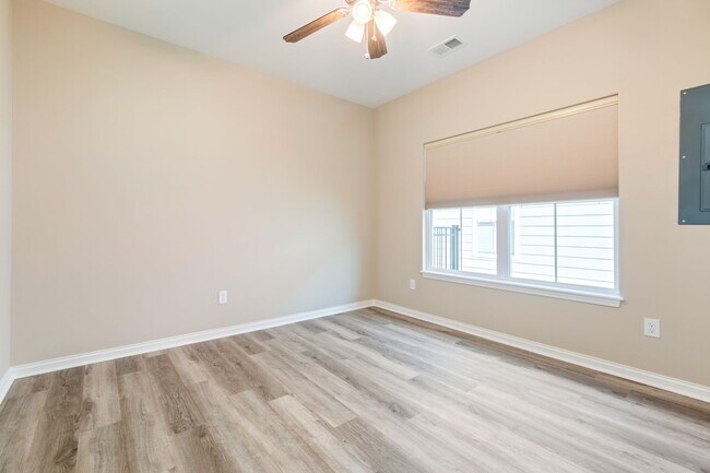 Building Photo - 867 Rosemary Ln