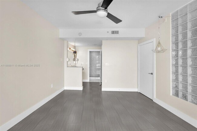 Building Photo - 2000 Bay Dr