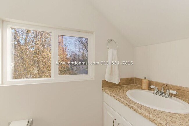 Building Photo - Charming, impeccably clean and maintained ...