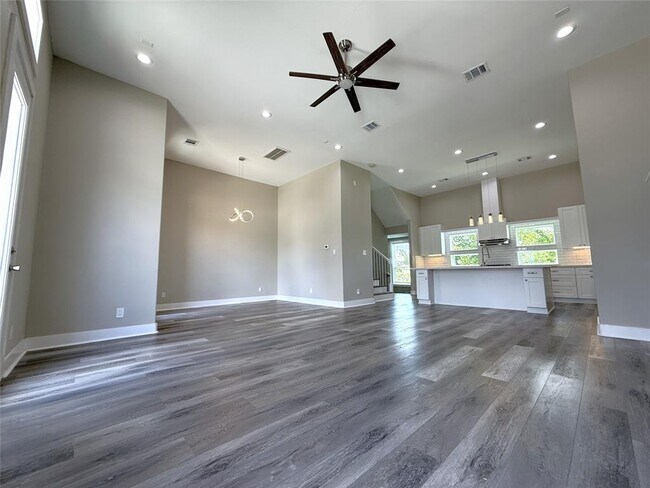 Building Photo - 2123 Bidwell Dr