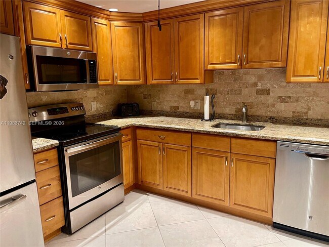 Building Photo - 2042 Newcastle A