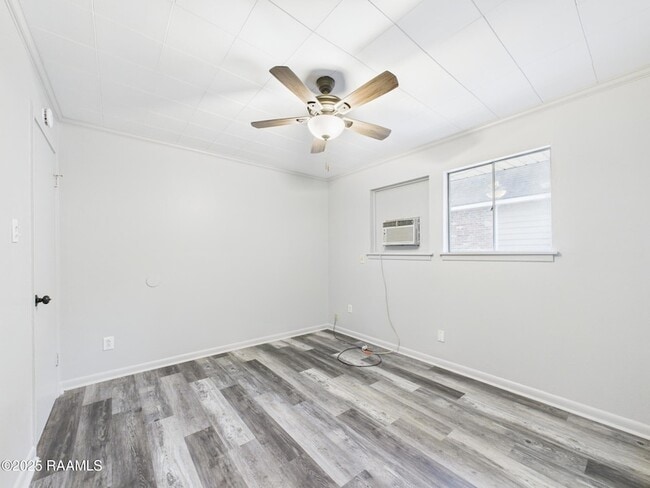 Building Photo - 906 Center St