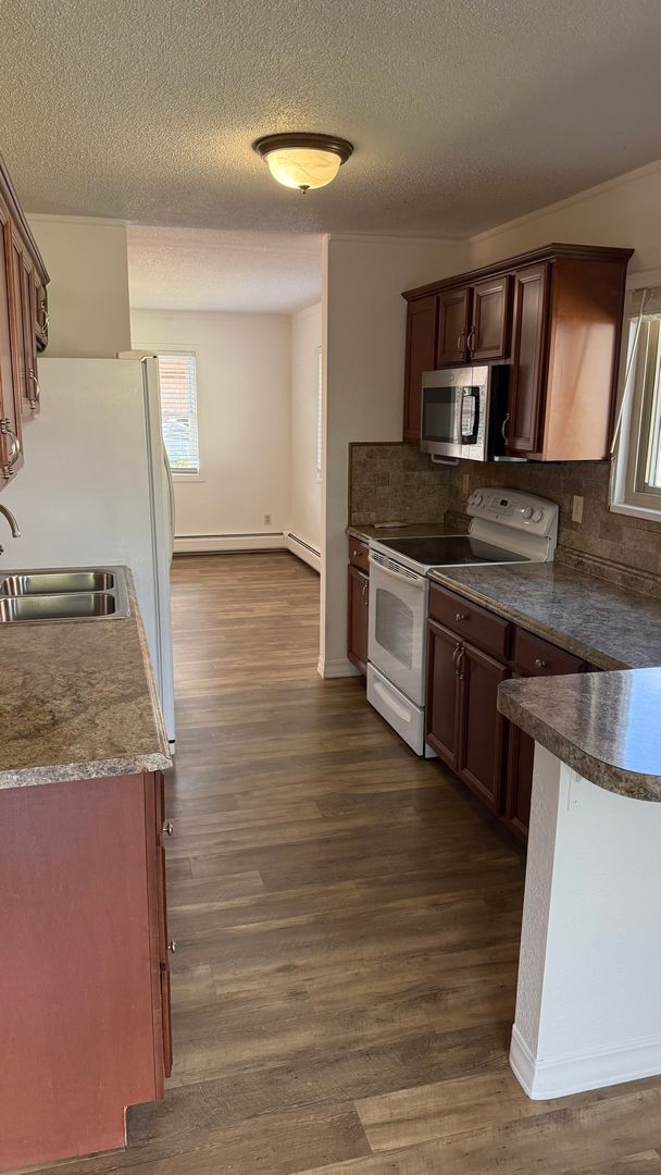 Building Photo - 3 Bed 2 1/4 Bath Townhome