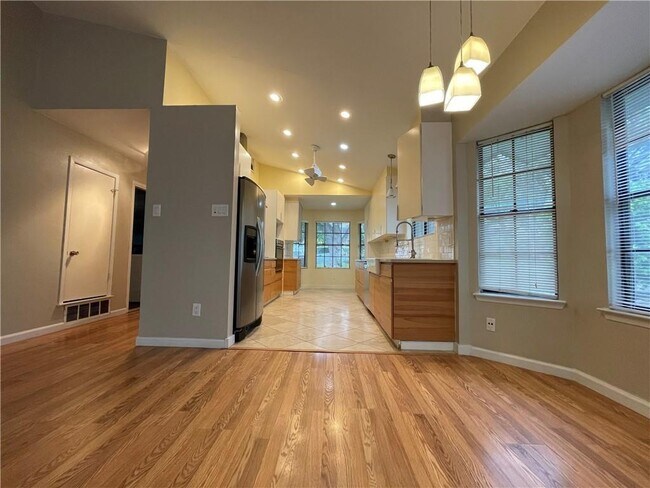 Building Photo - 8406 Birmingham Dr