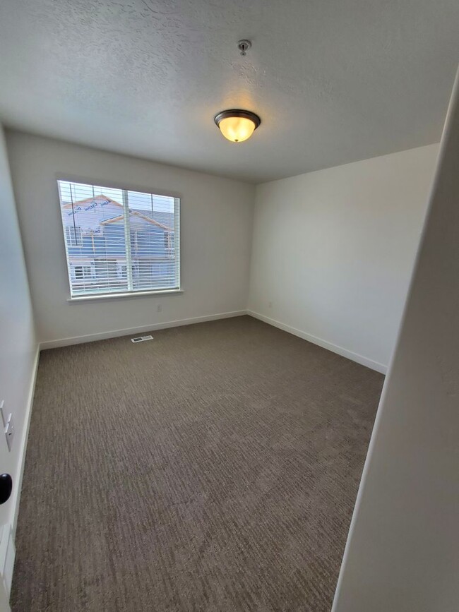 Building Photo - Gorgeous 3 Bedroom Townhome in Herriman!