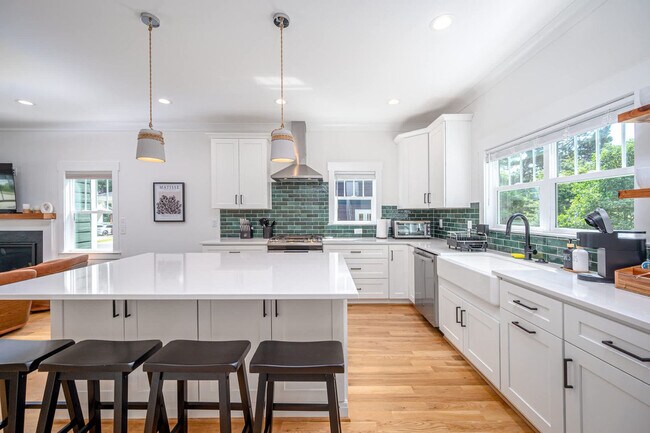 Building Photo - 2019 James St