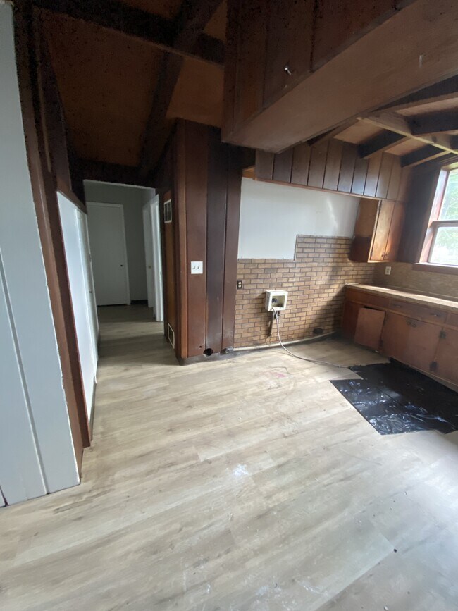 Building Photo - 619 W Poplar St