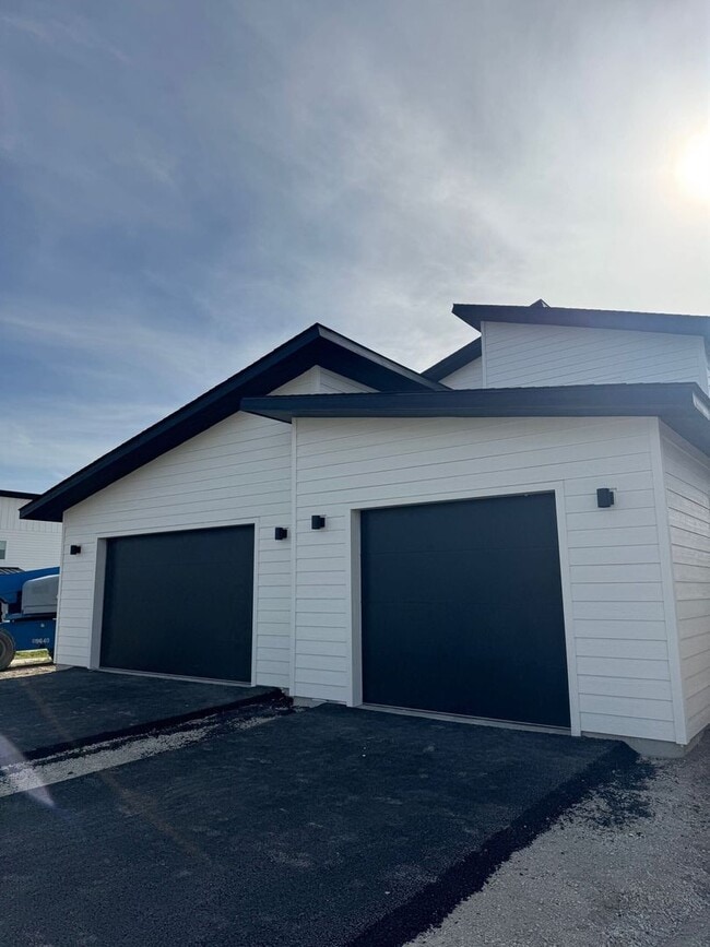 Building Photo - New 3 bed 3 bath w/garage for Rent - Kalispell Townhouse
