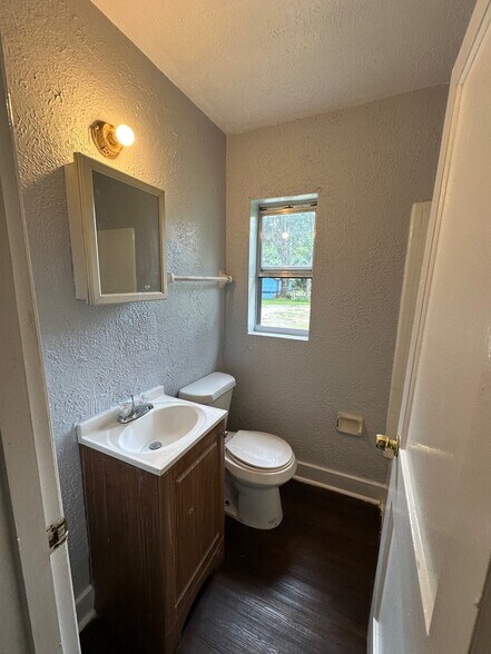Building Photo - 1450 W 22nd St