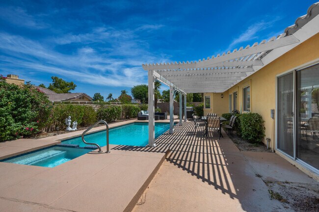 Building Photo - 44210 Mariposa Ct