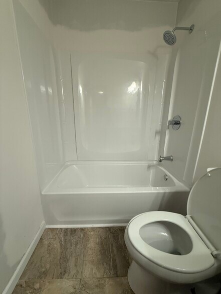 Building Photo - 718 Village Ln