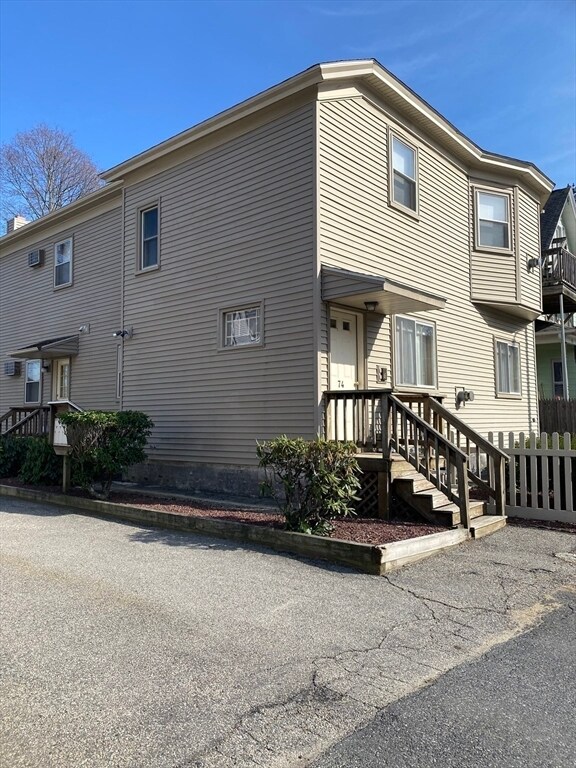 Building Photo - 74 Lakewood St