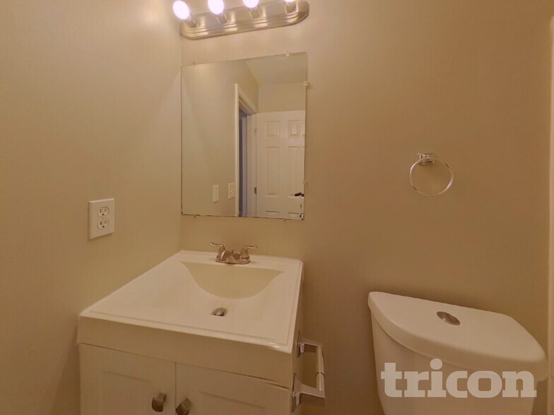 Building Photo - 1517 Crandon Dr