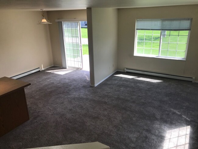 Building Photo - 2 Bedroom 1.5 Bathroom apartment Centrally...