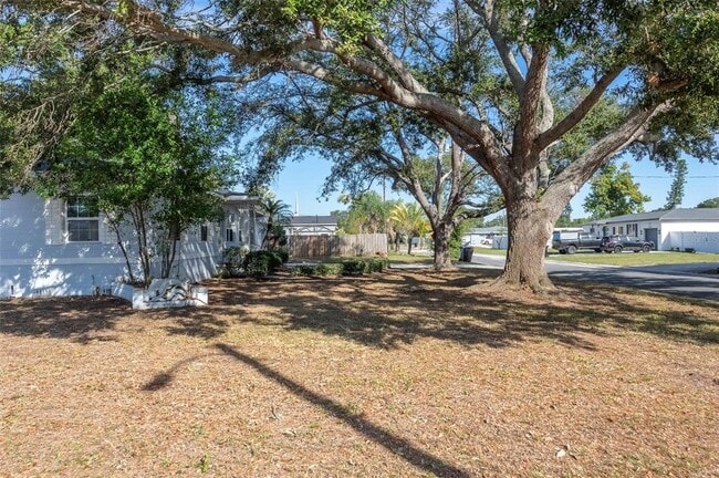 Building Photo - 2900 Leslee Lake Dr N